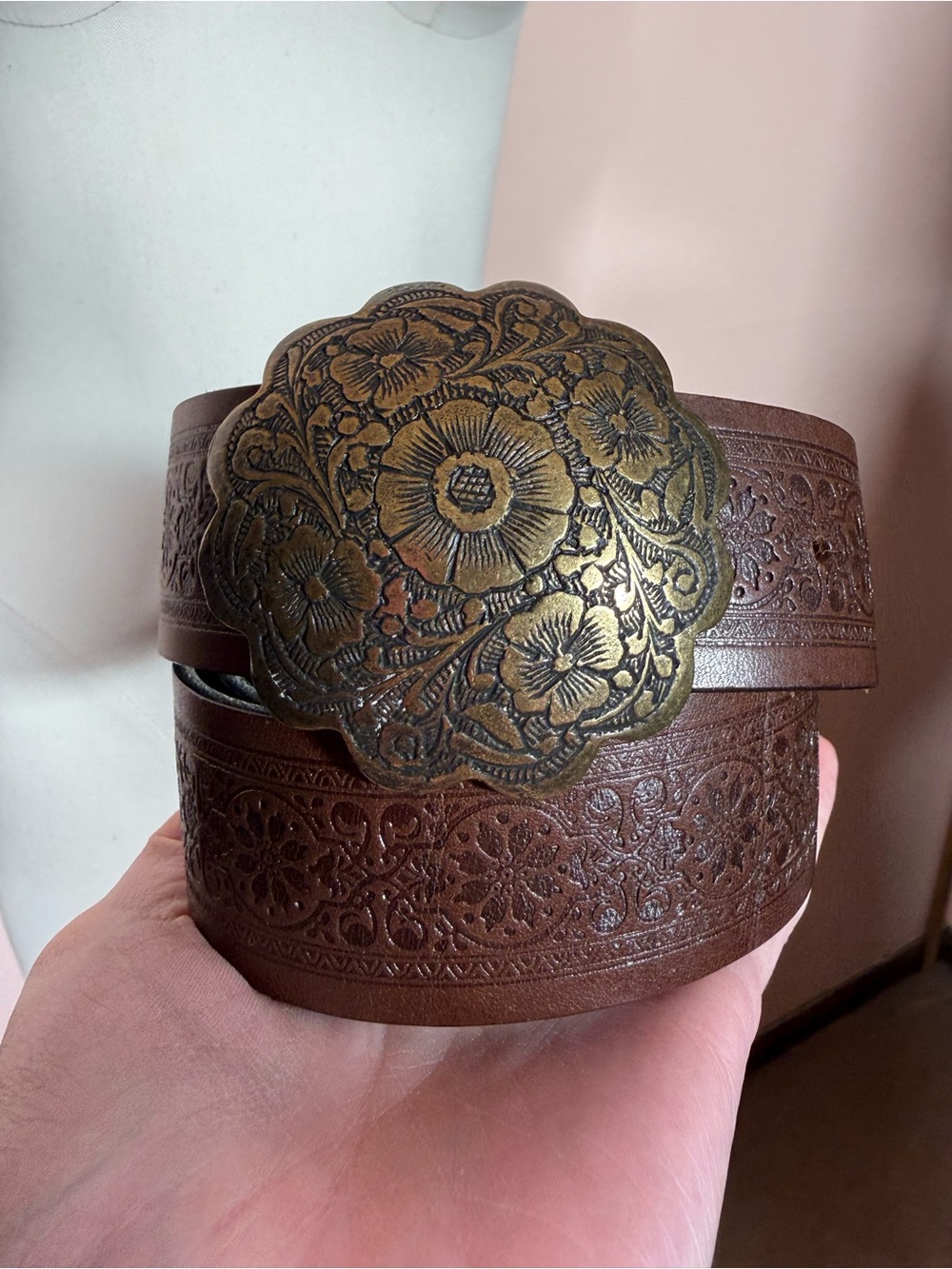 Garnet hill southwestern tooled leather oversized brass flower buckle belt - Picture 13 of 16